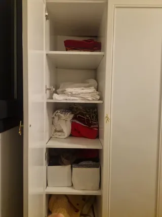 Armario blanco con tiradores dorados