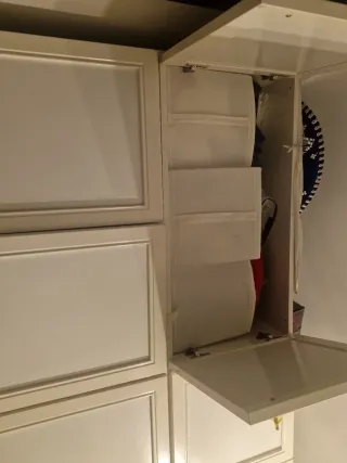 Armario blanco con tiradores dorados