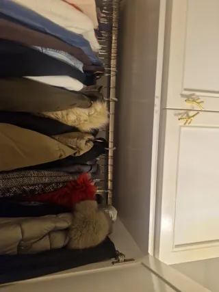 Armario blanco con tiradores dorados