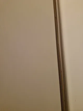 Armario blanco con tiradores dorados