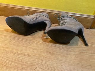 Botines tacón cordones beige