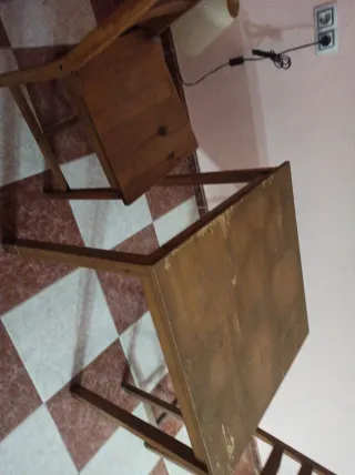 Mesa y 2 Sillas de Madera