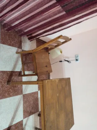 Mesa y 2 Sillas de Madera