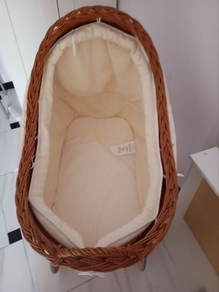 Moisés de mimbre vintage con ruedas