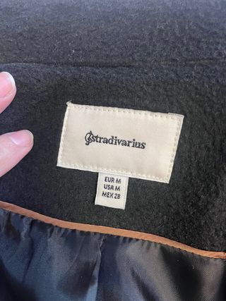 Abrigo corto negro Stradivarius