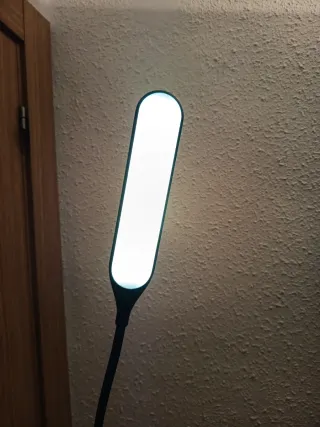 Lámpara LED de pie moderna