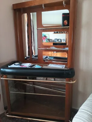 Mueble bar de madera y cristal.