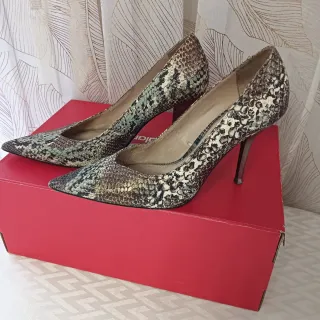 Zapatos de tacón estampado serpiente