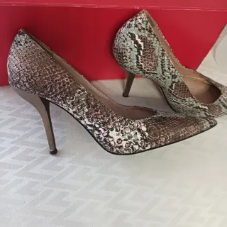 Zapatos de tacón estampado serpiente