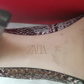 Zapatos de tacón estampado serpiente