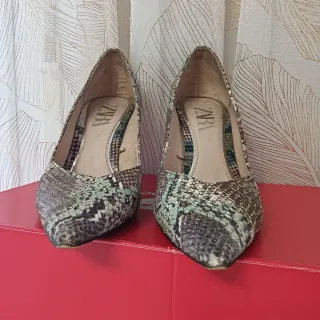 Zapatos de tacón estampado serpiente