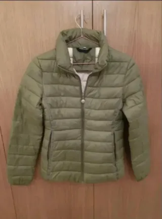 Chaqueta acolchada verde y blanca