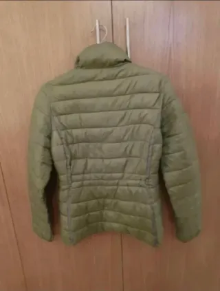 Chaqueta acolchada verde y blanca