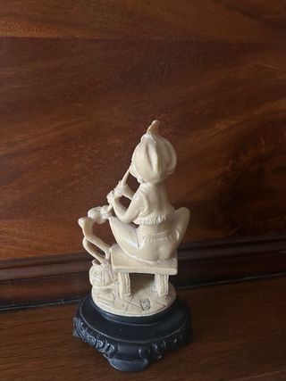 Figura marfilina músico con serpiente