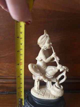 Figura marfilina músico con serpiente