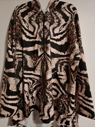 Sudadera con cremallera y estampado animal print