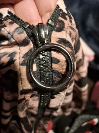 Sudadera con cremallera y estampado animal print