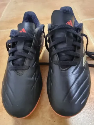 Zapatillas fútbol Adidas niño num33.Un par de usos