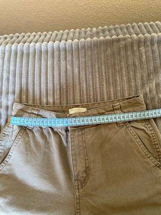 Pantalón cargo tiro alto beige