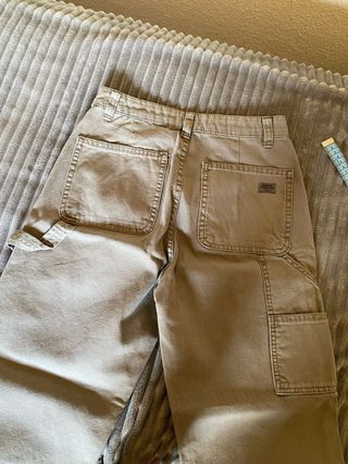 Pantalón cargo tiro alto beige