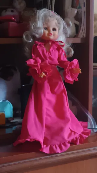 Bambola vintage vestita di rosa