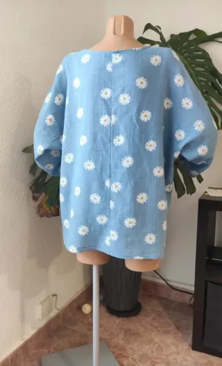 Blusa de lino con estampado de margaritas