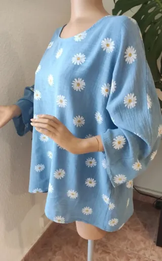 Blusa de lino con estampado de margaritas