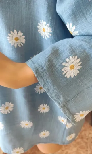 Blusa de lino con estampado de margaritas