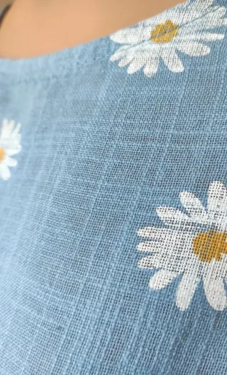 Blusa de lino con estampado de margaritas
