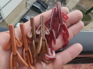 Señuelos Black Bass (2 Marrones, 2 Rojos)