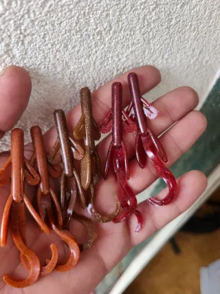 Señuelos Black Bass (2 Marrones, 2 Rojos)