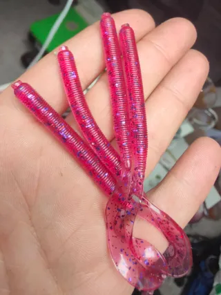 Señuelos Black Bass (2 Marrones, 2 Rojos)