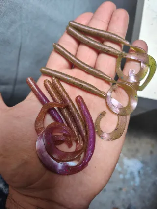 Señuelos Black Bass (2 Marrones, 2 Rojos)