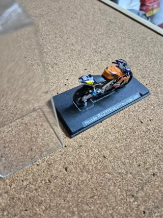 Maqueta Moto GP Honda RC211V Valentino Rossi 2002