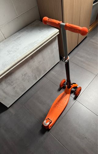 Patinete infantil 3 ruedas color naranja.