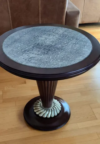 Mesa auxiliar redonda con tapa de piel