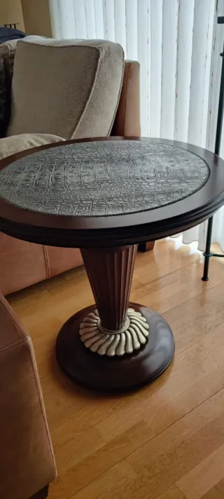 Mesa auxiliar redonda con tapa de piel