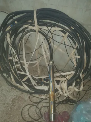 Bomba sumergible con cable y mando