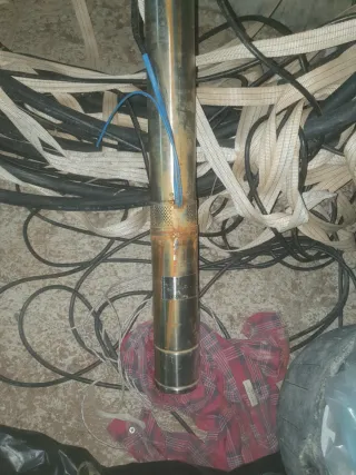 Bomba sumergible con cable y mando