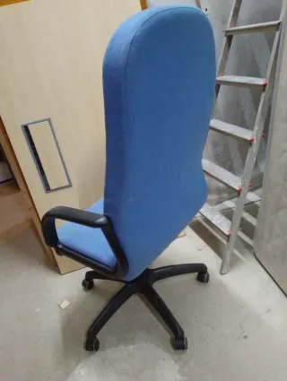 Silla de oficina azul y negra