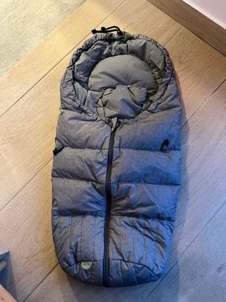 Saco de bebé gris tipo nido. Abriga mucho.