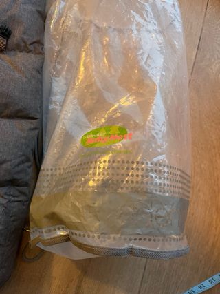 Saco de bebé gris tipo nido. Abriga mucho.