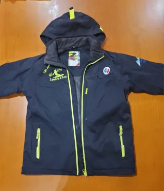 Chaqueta de esquí negra con detalles
