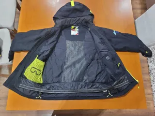 Chaqueta de esquí negra con detalles