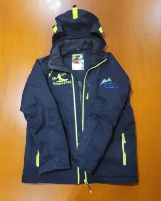 Chaqueta de esquí negra con detalles