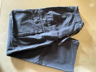 Pantalón cargo gris ajustable
