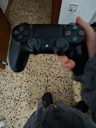 PS4 Slim Negra - Buen Estado casi nueva