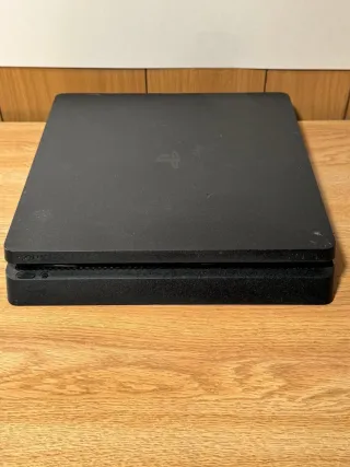 PS4 Slim Negra - Buen Estado casi nueva
