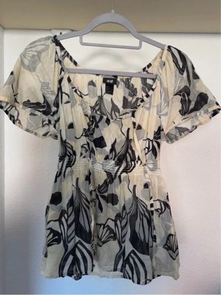 Blusa H&M floral beige y negra