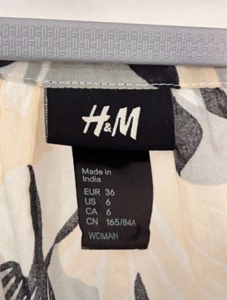 Blusa H&M floral beige y negra